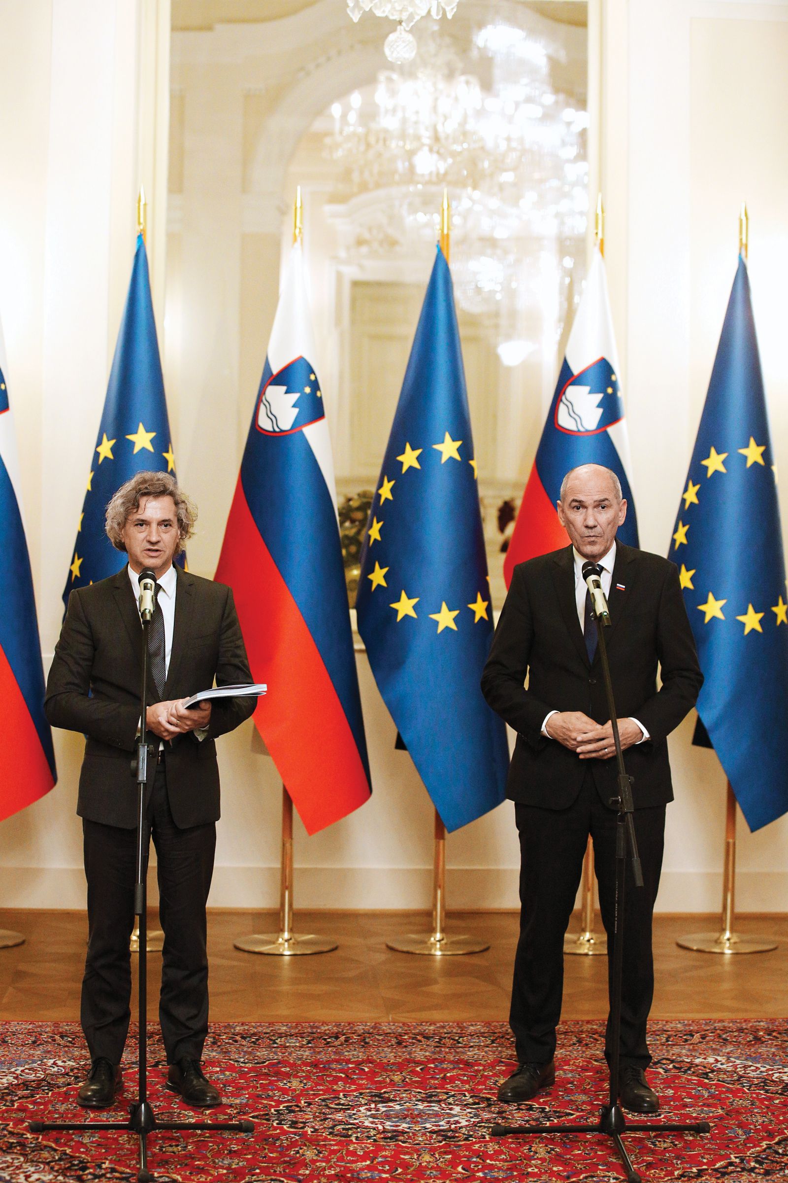Zadnje minute kadrov vlade Janeza Janše: primopredaja poslov, ki ji je sledila prva redna seja nove vlade Roberta Goloba