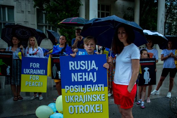 Cilj shoda za obrambo otrok v Ukrajini, ki ga je organizirala ukrajinska skupnost v Sloveniji in ki se ga je udeležilo več deset ljudi, je bil pritegniti pozornost mednarodne skupnosti glede strašnih razmer, v katerih so se med vojno znašli ukrajinski otroci.