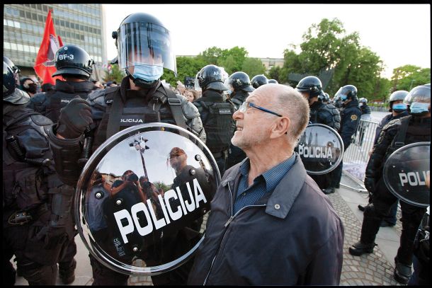 Rudi Rizman na protestu proti vladi Janeza Janše 