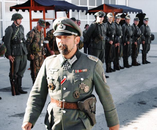 Hobi direktorja v odstopu Pavla Carja – oblačenje v vojaške uniforme