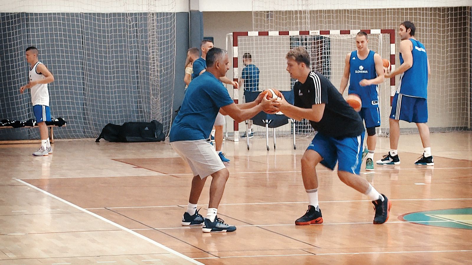 Selektor Igor Kokoškov usmerja tedaj 18-letnega košarkarja Luko Dončića, ki pa vseh tistih čarobnih trikov ne izumlja na treningih, temveč jih prvič izvede prav na tekmah.