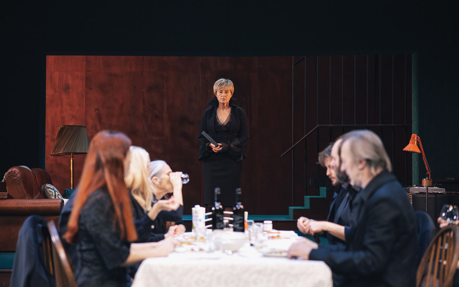 Judita Zidar (v sredini) je kot toksična matriarhinja Violet vrhunska.