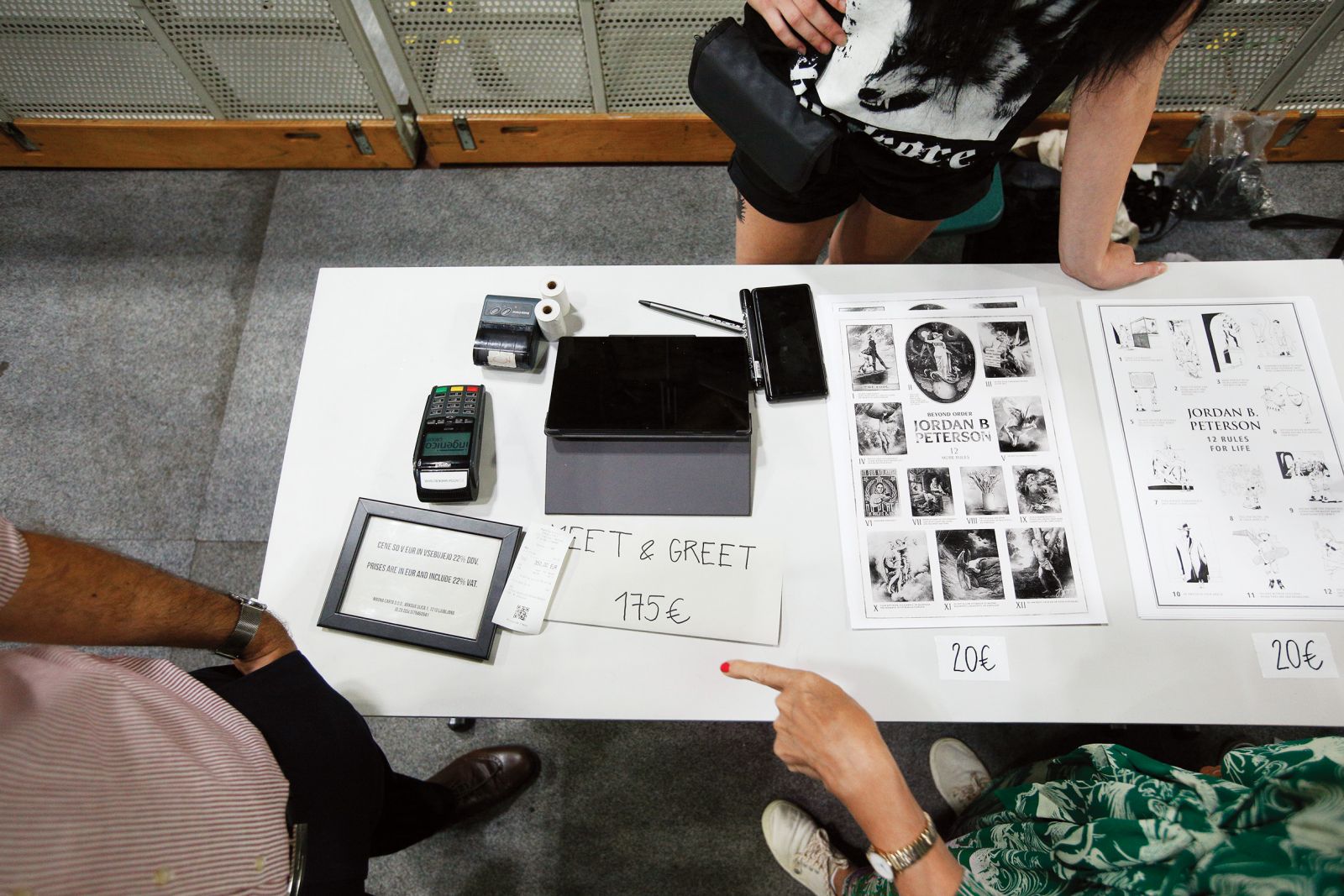 Peterson je bil tokrat manj dostopen kot ob svojem zadnjem obisku – razen če ste bili za to pripravljeni dodatno plačati.