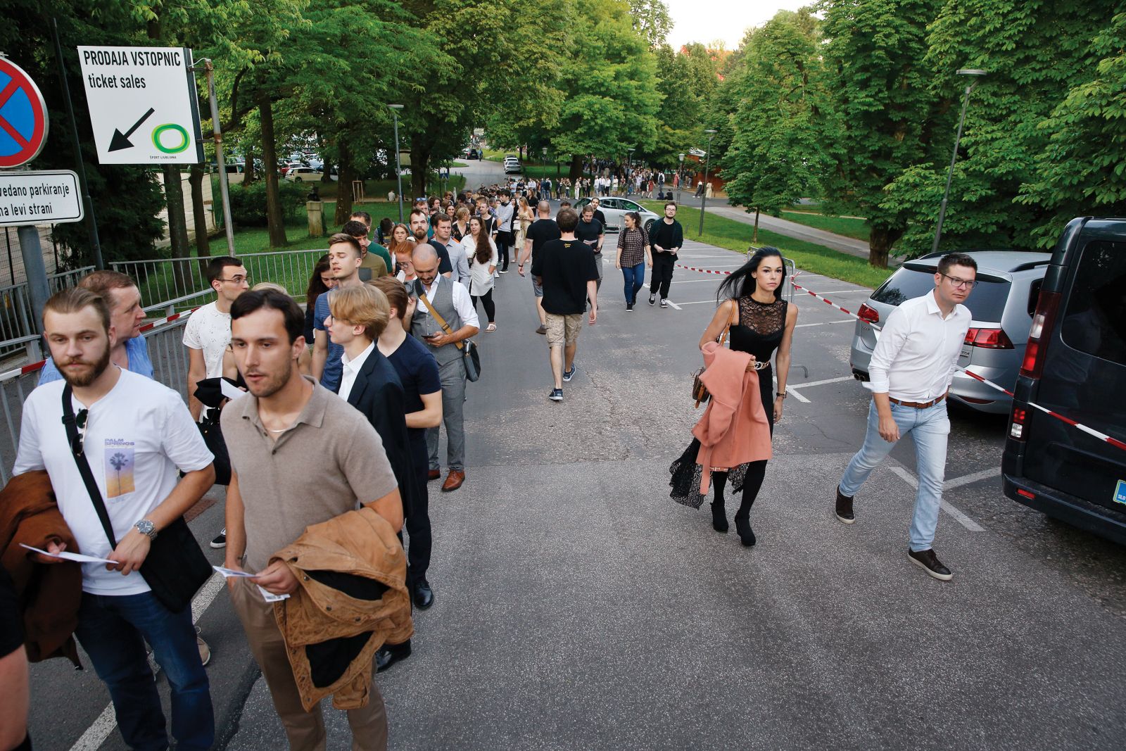 Kolona pred prizoriščem, kakršno bi pričakovali pred začetkom odločilne tekme košarkarske reprezentance.