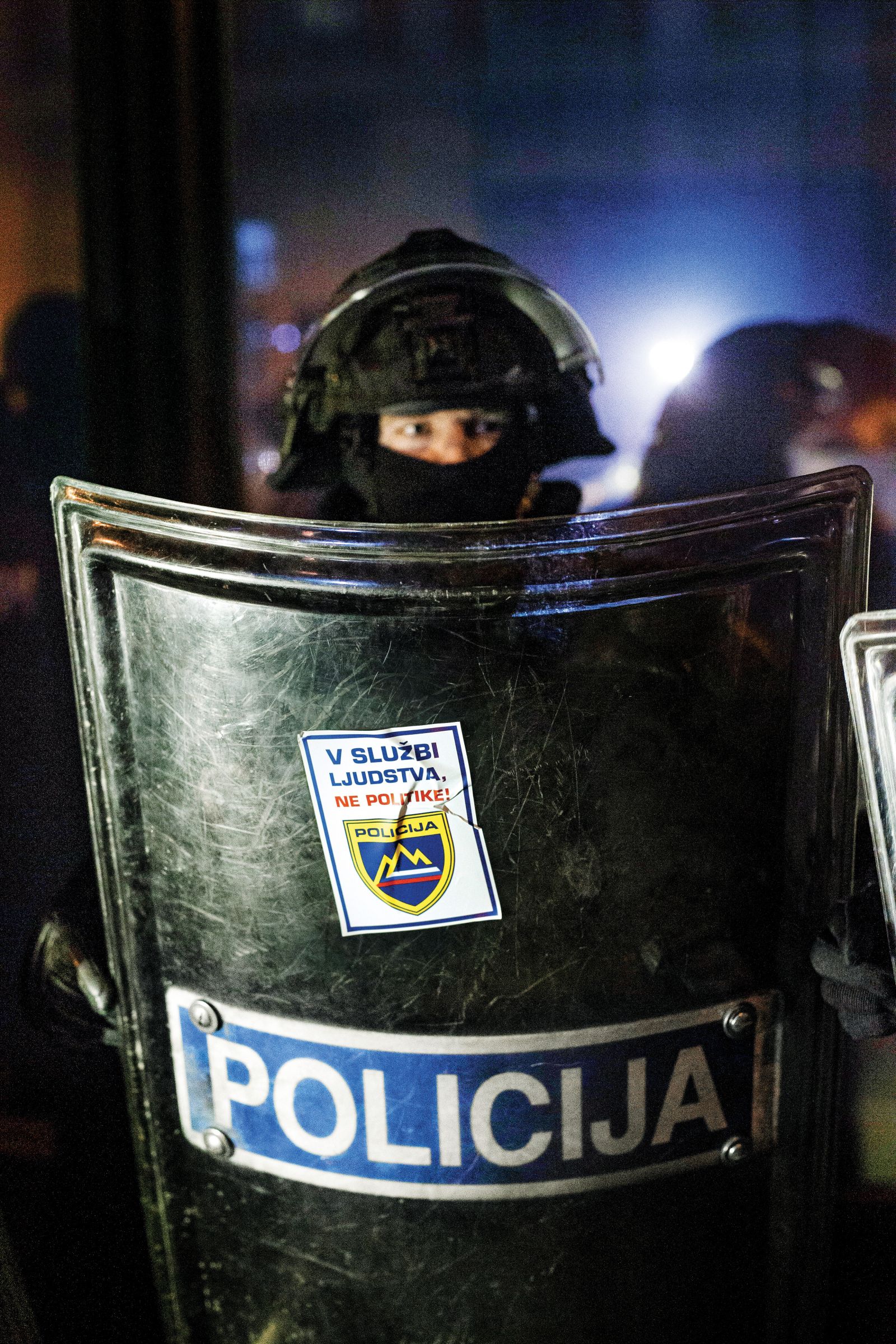 Dobro opremljeni slovenski policist