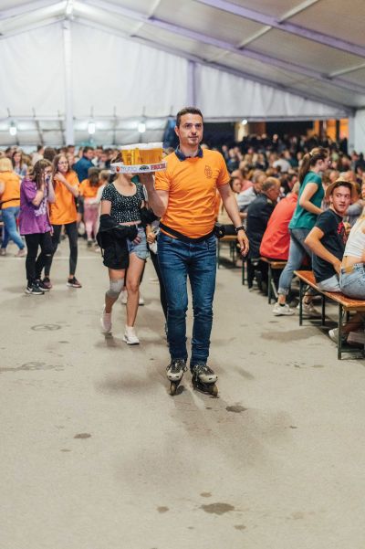 Matej Tonin na gasilski veselici v Zgornjem Tuhinju ob 110-letnici delovanja gasilskega društva. Neuradno naj bi se zanj zanimali tudi prireditelji festivala Oktoberfest v Münchnu.