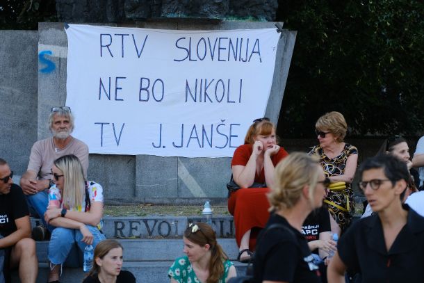 Prizor s ponedeljkovega shoda za javno RTV na Trgu republike