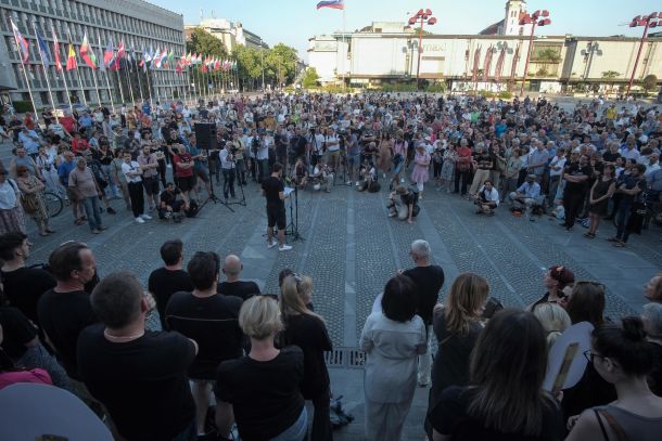 Množična podpora novinarjem in novinarkam RTV Slovenija na Trgu republike