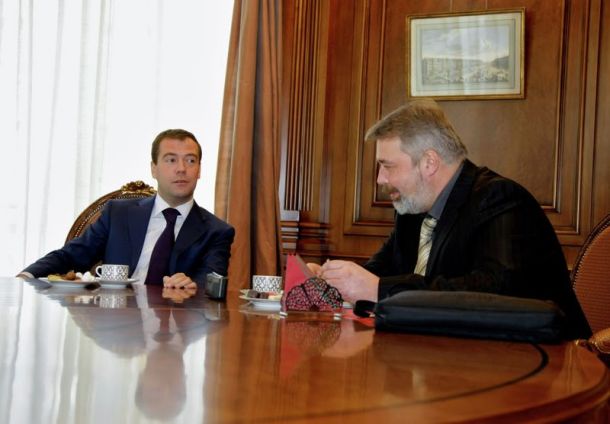 Muratov z nekdanjim ruskim predsednikom vlade Dimitrijem Medvedjevim