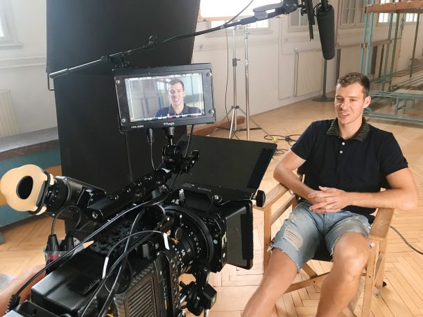 Goran Dragić je bil ob zmagi na evropskem prvenstvu kapetan slovenske reprezentance, pozneje pa zanjo ni več igral. V filmu pove, da je bil izžet in depresiven. Hotel je mir.