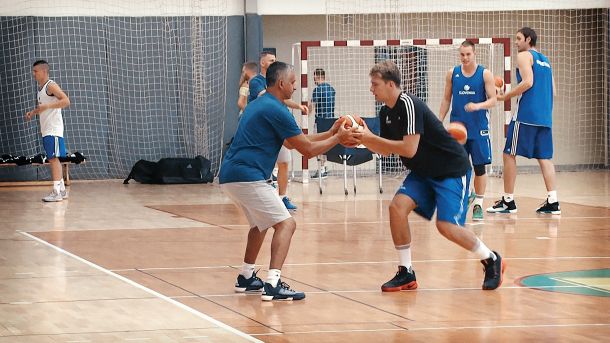 Selektor Igor Kokoškov usmerja tedaj 18-letnega košarkarja Luko Dončića, ki pa vseh tistih čarobnih trikov ne izumlja na treningih, temveč jih prvič izvede prav na tekmah.