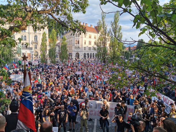 Nabito poln Prešernov trg na alternativni državni proslavi, medtem ko je imela Janševa oblast na Kongresnem trgu svojo izključujočo državno proslavo