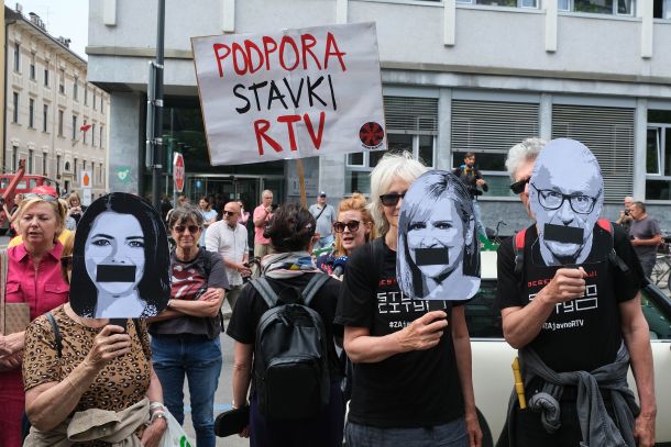 Novinarji in novinarke RTV Slovenija bodo v ponedeljek, 20. junija, nadaljevali s stavko za od politike neodvisno javno radiotelevizijo, ki je v času tretje Janševe vlade doživela hud pritisk na avtonomnost