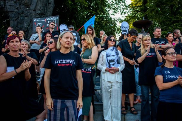 Novinarji in novinarke RTV Slovenija na protestnem shodu