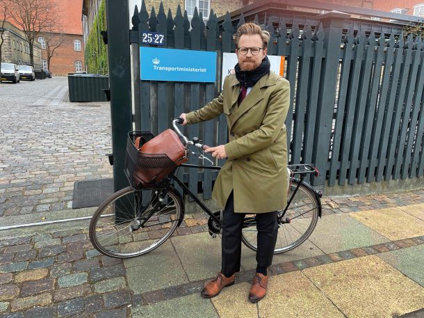 Nekdanji danski minister Benny Engelbrecht odgovarja ameriški veleposlanici: »Uporaba kolesa za mestno mobilnost je vprašanje izbire.«