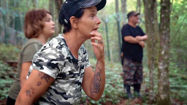 Domoljub in njegova družina med zasledovanjem beguncev - prizor iz filma Žica (The Wire) režiserke Tihe K. Gudac.