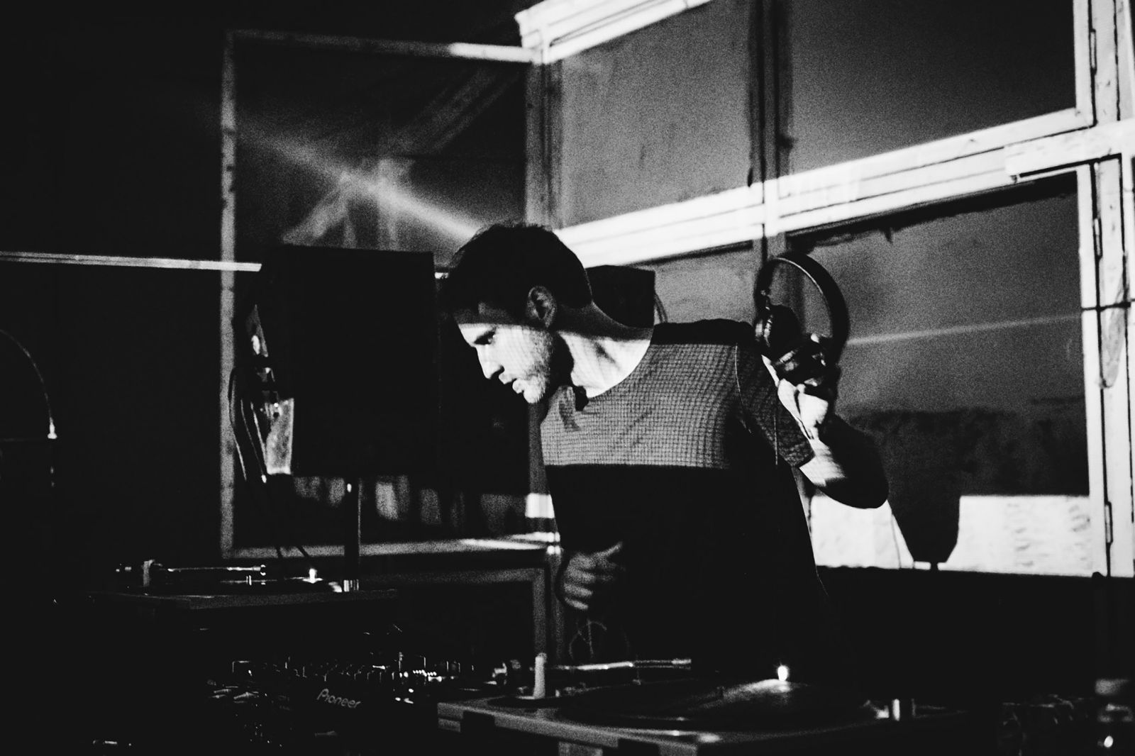 Laminar Flow je absolutno sklenjen izdelek, ki nas v celoti drži v razpoloženju nekakšne prijetne odtujenosti