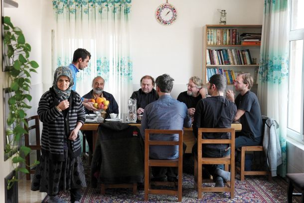 Člani skupine Laibach med druženjem z domačini. Teheranska uprizoritev projekta Alamut načelno podporo iranskega ministrstva za kulturo in islamsko usmerjanje že ima, medtem ko na zeleno luč zunanjega ministrstva še čaka