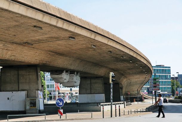 Kratek dvignjen cestni odsek je v Hannovru odrezal mestno središče od zaledja, vizualne degradacije pa ne olajša niti hudomušna skulptura z avtomobili, obešenimi na spodnjo stran viadukta  