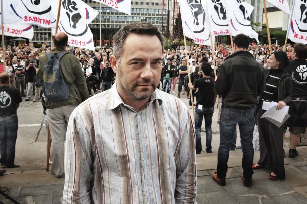Sedanji minister za zdravje Danijel Bešič Loredan je leta 2013 organiziral proteste Iniciative zdravnikov za transparentno in strokovno javno zdravstvo v Sloveniji 