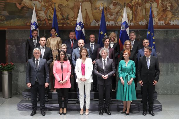 Z novim sklicem vlade in državnega zbora je lestvica priljubljenosti politikov precej spremenila podobo. Kot kažejo rezultati ankete POP TV, je na vrhu lestvice priljubljenosti predsednik vlade Robert Golob. Drugi najbolje ocenjen je minister za zdravje Danijel Bešič Loredan, tretji pa predsednik republike Borut Pahor.