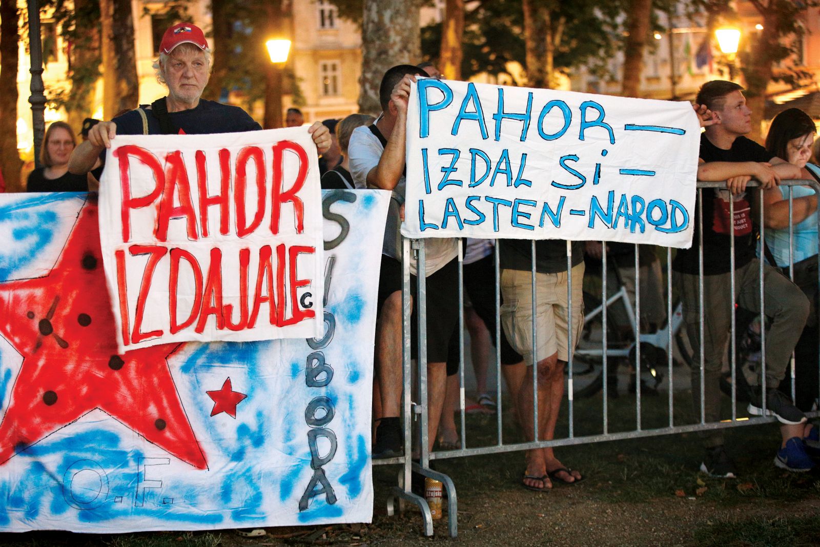 Protestniki na državni proslavi | Borut Krajnc