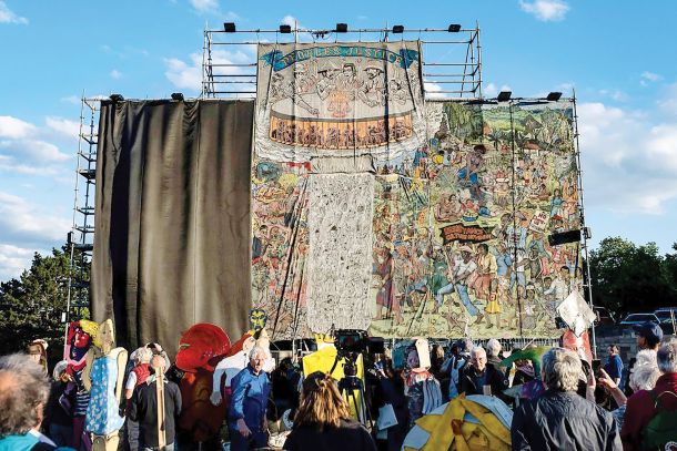 Sporni mural, ki so ga najprej delno, potem pa v celoti prekrili, cenzurirali.