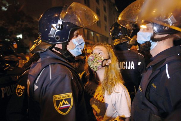 Ples v maskah, ki smo ga na ljubljanskih ulicah spremljali v času epidemije virusa in avtoritarnosti 