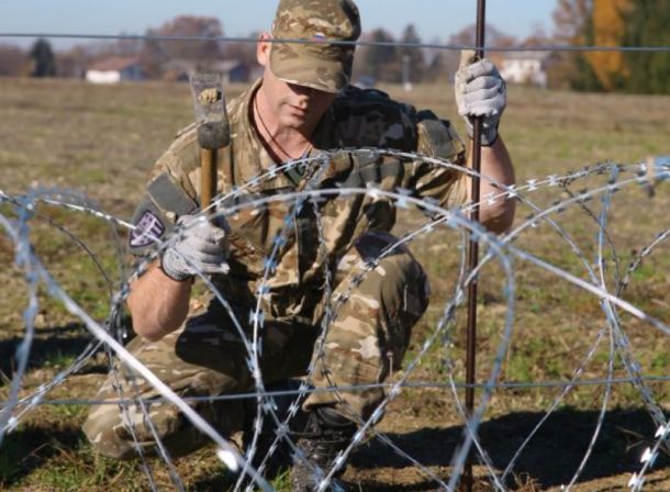 Rezilne žice je na slovensko-hrvaško mejo jeseni 2015 začela postavljati vlada Mira Cerarja.