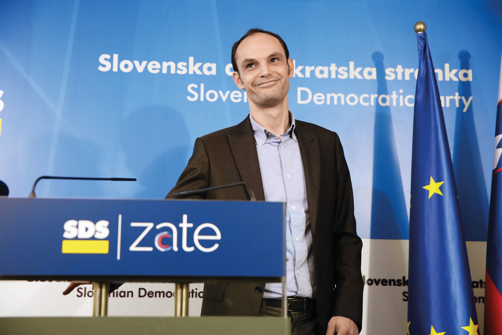 Anže Logar morda podobno kot slogan njegove stranke obljublja, da bo delal #zate, vendar pa njegova politična pot kaže, da bi kot predsednik republike lahko delal predvsem zase – in za interese stranke SDS. 