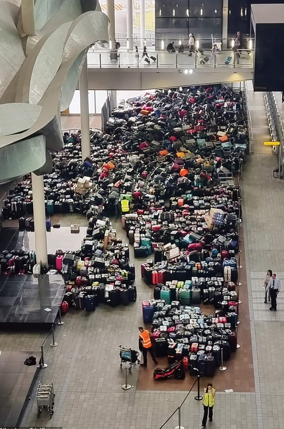 Zaradi pomanjkanja letališkega osebja se je prtljaga na največjem britanskem letališču Heathrow kopičila kar deset dni. Po pričevanju potnikov je gora prtljage hudo zaudarjala.