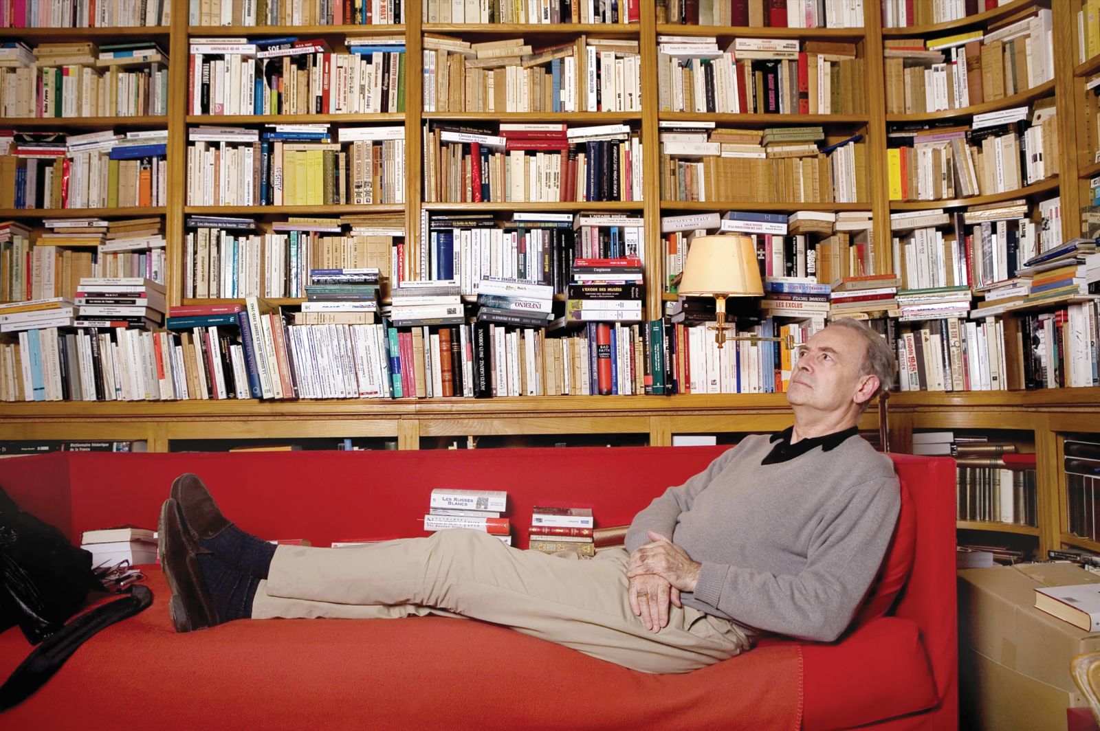 Francoski književnik Patrick Modiano, prejemnik številnih nagrad, leta 2014 tudi Nobelove nagrade za književnost, je obseden s spominom, zato so ga nekateri že primerjali z Marcelom Proustom. Tokrat nam v branje ponuja tanko knjižico Nevidno črnilo.