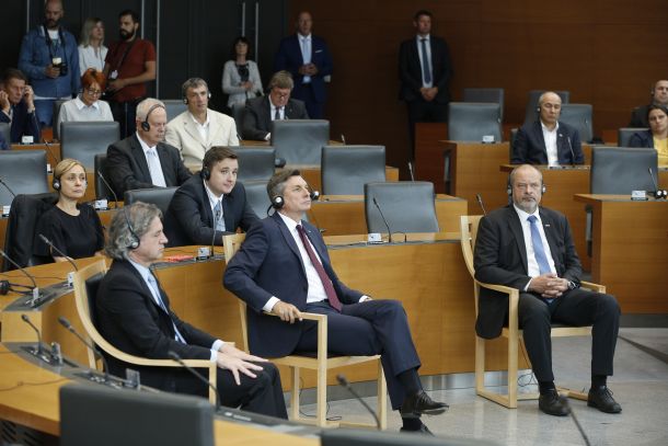 Ob nagovoru Zelenskega sta bila ob poslancih v parlamentu navzoča tudi predsednik republike Borut Pahor in premier Robert Golob, ministri in člani državnega sveta ter drugi visoki gosti