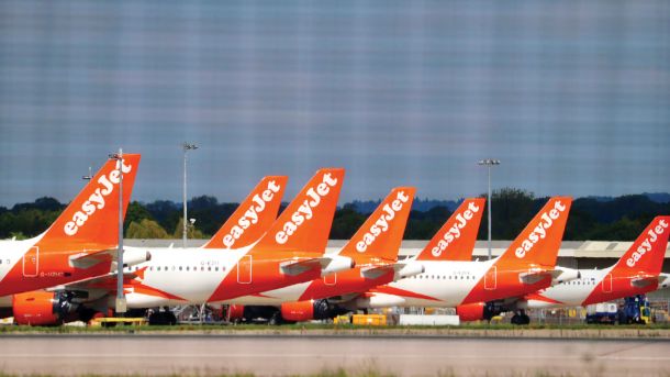 Letalski prevoznik easyJet je odpovedal že deset tisoč poletnih letov, njegovi španski uslužbenci pa napovedujejo stavko. 