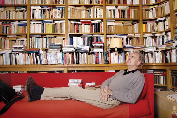 Francoski književnik Patrick Modiano, prejemnik številnih nagrad, leta 2014 tudi Nobelove nagrade za književnost, je obseden s spominom, zato so ga nekateri že primerjali z Marcelom Proustom. Tokrat nam v branje ponuja tanko knjižico Nevidno črnilo. 