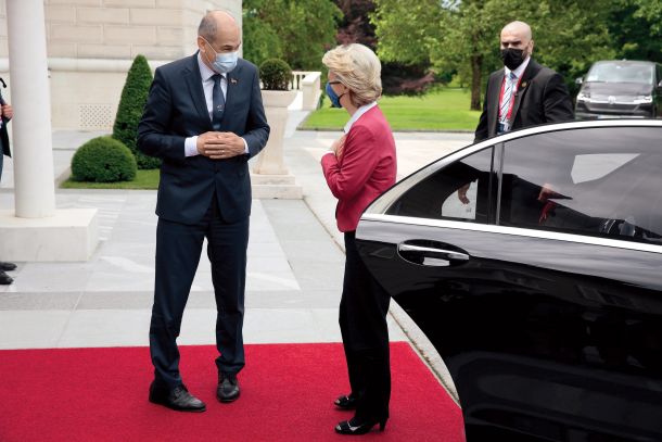 Slovenija se zdaj spoprijema z najhujšo draginjo v zadnjih 26 letih in država bo morala intenzivneje pomagati ljudem in gospodarstvu, evropska komisija, ki jo vodi Ursula von der Leyen (desno), pa je sporočila, da bo Slovenija iz evropskega mehanizma za okrevanje in odpornost prejela le 1,5 milijarde evrov namesto predvidenih 1,8 milijarde evrov, ker smo lani, v času vlade Janeza Janše (levo), dosegli bistveno višjo gospodarsko rast od napovedane jeseni 2020, in to z zadolževanjem. 