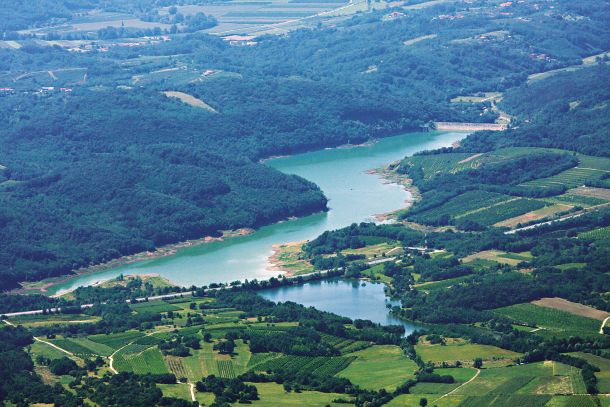 Naš največji vodni zadrževalnik, ki pozimi zbira vodo za sušno poletje, je Vogršček, ki pa je že nekaj let v procesu sanacije in tudi letos deluje le delno. Za vsa kmetijska območja v Sloveniji bi potrebovali najmanj pet takih zadrževalnikov.