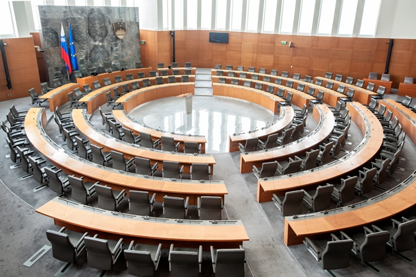 »V poslanskih in na zatožnih klopeh sedijo isti ljudje«