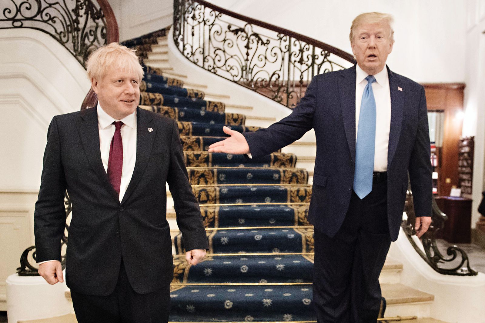 Kateri je impersonator in kateri original? Srečanje britanskega premierja v odstopu Borisa Johnsona in nekdanjega ameriškega predsednika Donalda Trumpa med vrhom G7 v francoskem Biarritzu avgusta 2019.