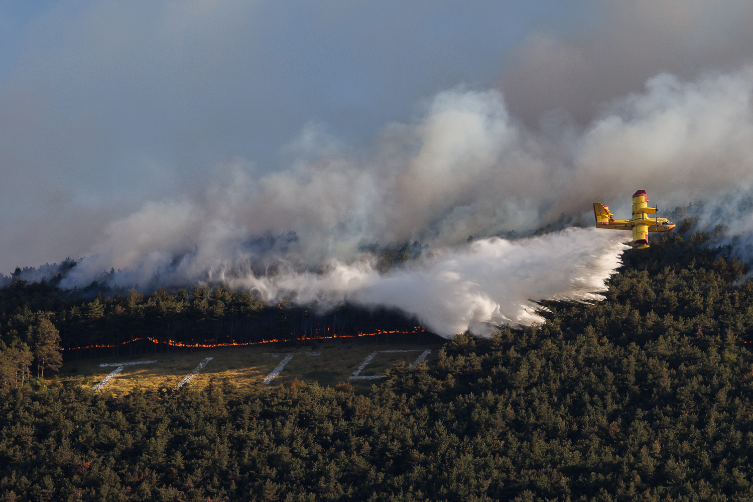 Požar je v ponedeljek gasilo več kot 400 gasilcev iz več slovenskih gasilskih regij, na pomoč jim je prišlo tudi pet helikopterjev, med njimi dva iz sosednje italijanske dežele Furlanije-Julijske krajine.