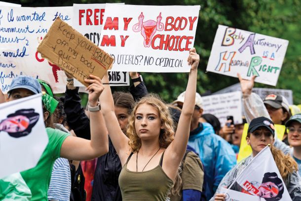 Ženski marš v Washingtonu, na katerem so protestnice od ameriškega predsednika Bidna zahtevale, naj zavaruje pravico do splava, čeprav jo je vrhovno sodišče s pomočjo treh Trumpovih vrhovnih sodnikov do skrajnosti omejilo. 