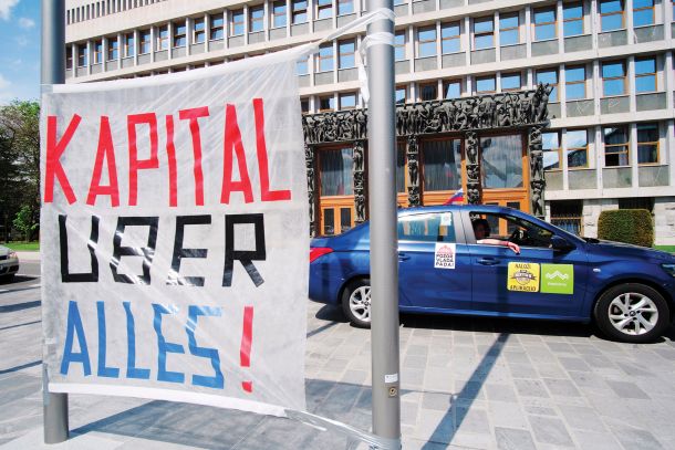 Proti Überju tudi v Sloveniji – lanski protest taksistov pred državnim zborom 