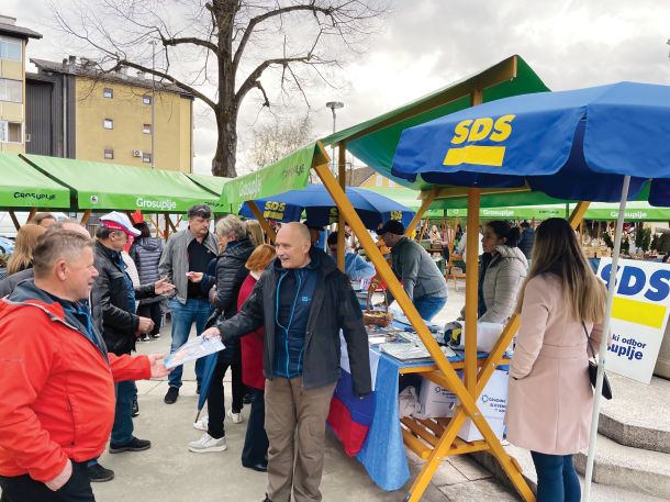 Državni sekretar Božo Predalič ni mogel na dopust, prejel je odškodnino v višini 8791,05 EUR. Na sliki med volilno kampanjo.  