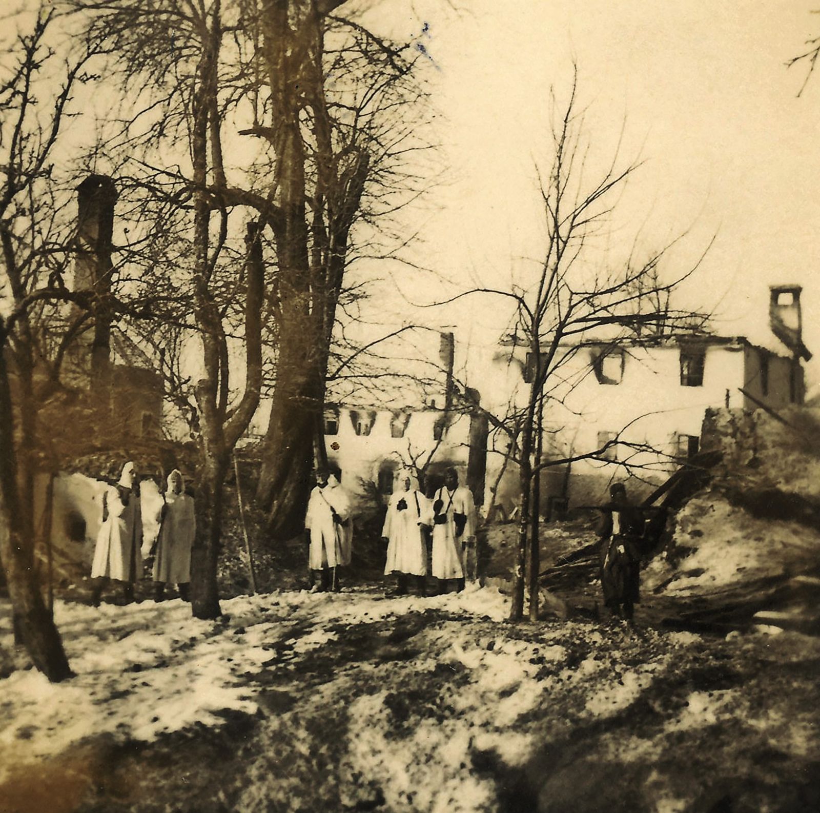 Nemške enote v požganih Dražgošah