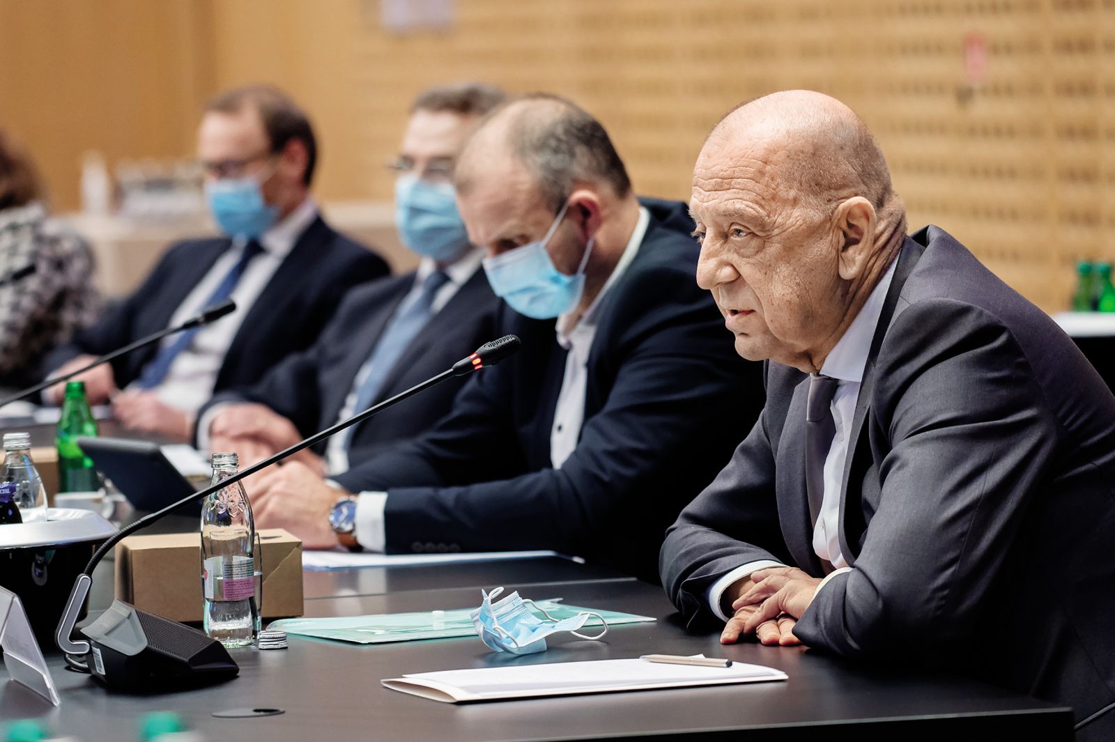 Vodstvo Gospodarske zbornice Slovenije (na fotografiji njen predsednik Tibor Šimonka) podpira vladne spremembe na področju dohodnine, saj naj bi te povečale potrošnjo, hkrati pa naj bi višje plače in nižji davki v Sloveniji zadržale že sedaj dobro plačane strokovnjake in menedžerje.