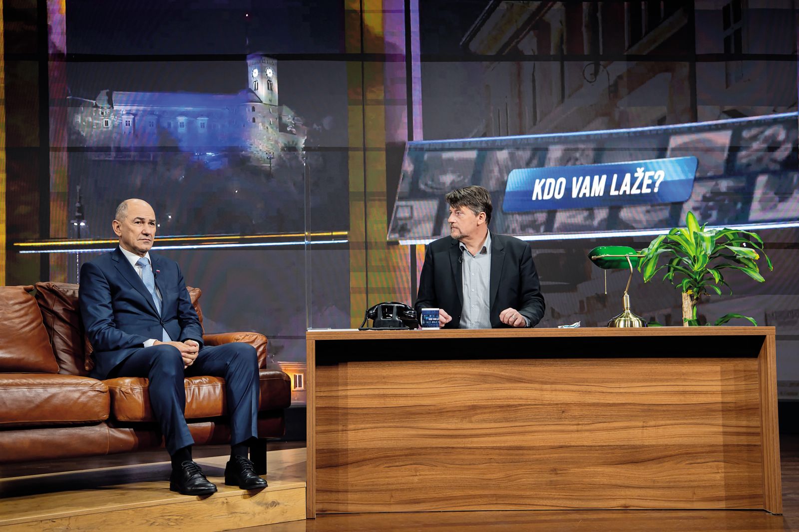 Janez Janša v oddaji Nove24TV, kjer propagirajo vladne ukrepe in načrte. Eden od njih je »višje plače za vse«, a ne povedo, da bodo višje plače dobili predvsem bolj premožni.