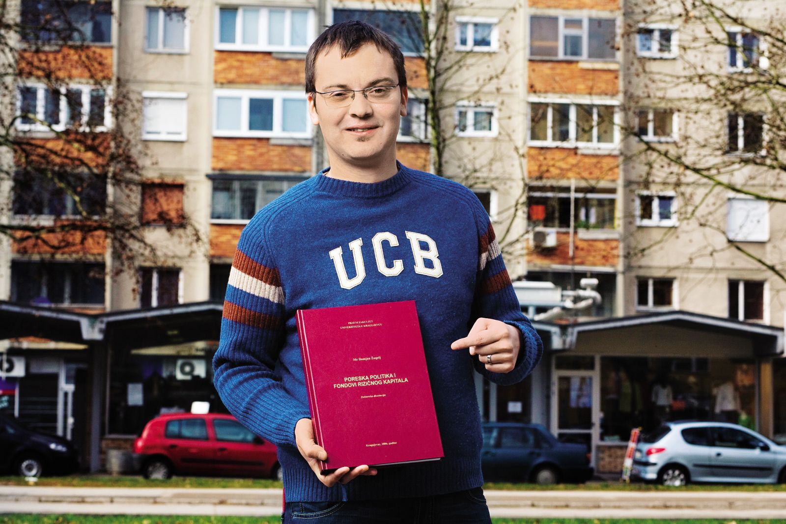 Damjan Žugelj, ki je septembra lani postal direktor urada za preprečevanje pranja denarja s polnimi pooblastili, je leta 2006 doktoriral na pravni fakulteti v Kragujevcu. Tistega leta je v aferi Indeks srbska policija aretirala njegovega mentorja, Predraga Stojanovića; bil je eden izmed profesorjev, ki so od študentov prejemali podkupnine v zameno za opravljene izpite in diplome.
