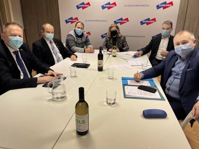 Zoper krizo – dajmo vino na mizo! Združitev strank SLS, Povežimo Slovenijo, GAS in Konkretno ob steklenicah rujnega vina