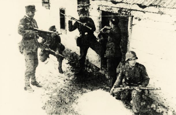 Nemški vojaki vdirajo v dražgoške hiše