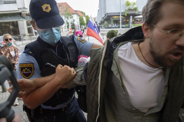 »Organizator petkovih protestov je Janez Janša«